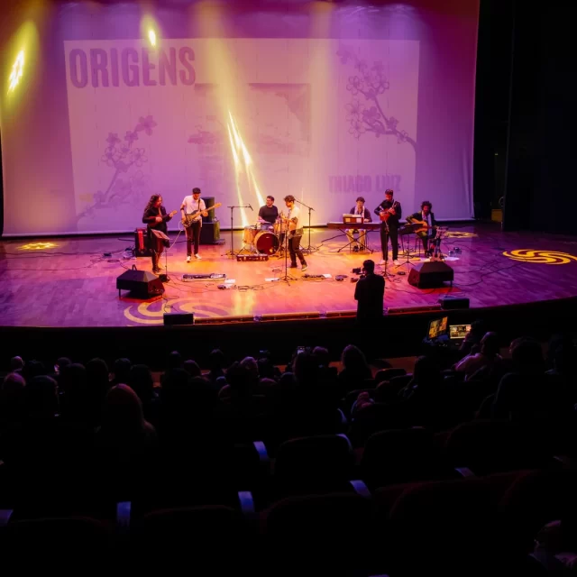 Momentos eternizados nessas lindas imagens, lembranças do show Origens, de Thiago Luiz @ukethiago, no Teatro Municipal Christiane Riêra em Itajubá (MG), que aconteceu dia 15 de junho de 2024. Formaram o time de ukulele o próprio Thiago Luiz, autor da obra, Vinícius Vivas @viniciusvivas.ukulele e eu, juntamente com uma super banda que botou pra quebrar numa super noite de muita música instrumental.

Fotografias de Stella Boni ( @boni.fotografia ), Ana Oliveira, Vinícius Vivas, Maurício Cantarino e Hilreli. 

#ukulele #ukulelebrasil #origens #tocaukulele #joaotostes #thiagoluiz #viniciusvivas #tostesvivas #itajuba #mg #minasgerais